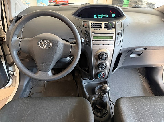 Toyota Yaris 18 of 24
