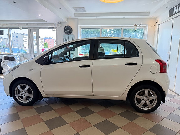 Toyota Yaris 4 of 24