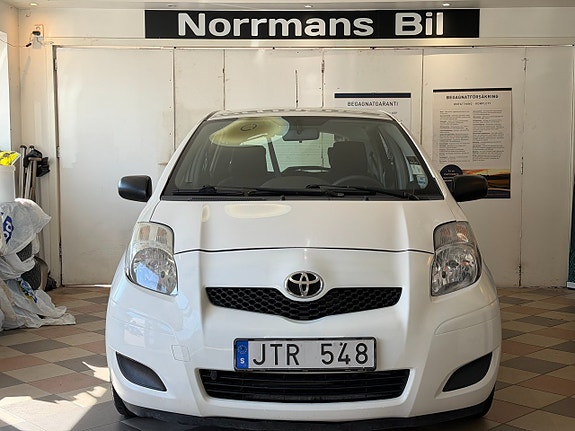 Toyota Yaris 2 of 24
