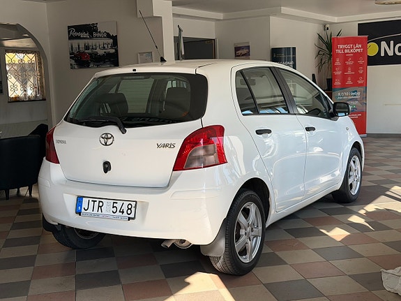 Toyota Yaris 6 of 24