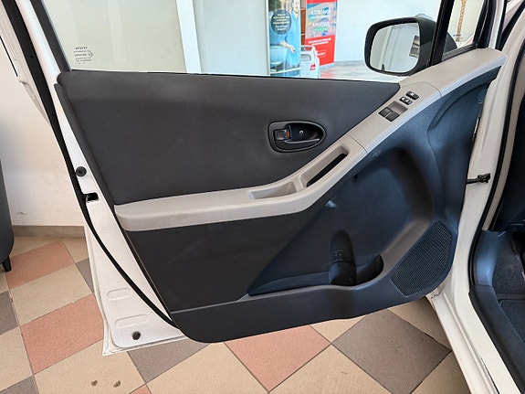 Toyota Yaris 12 of 24