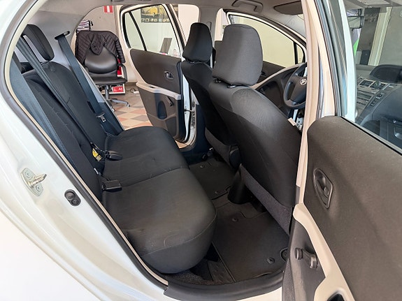 Toyota Yaris 21 of 24