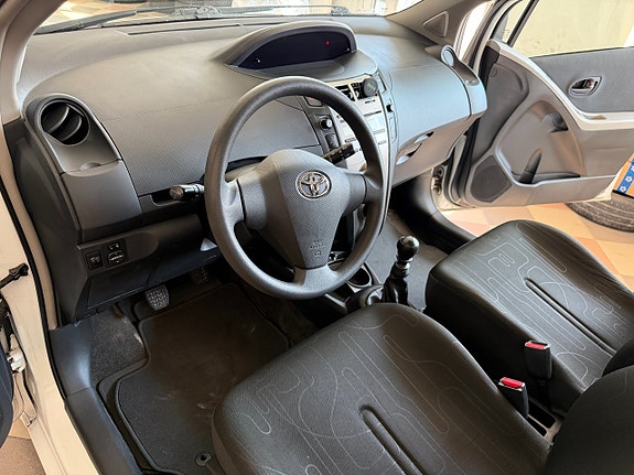 Toyota Yaris 13 of 24