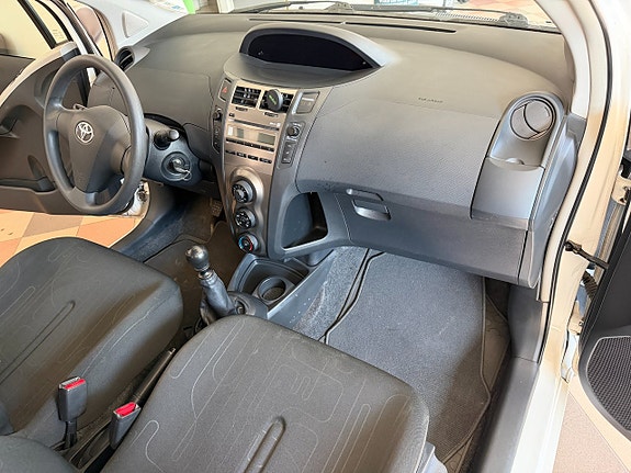 Toyota Yaris 16 of 24