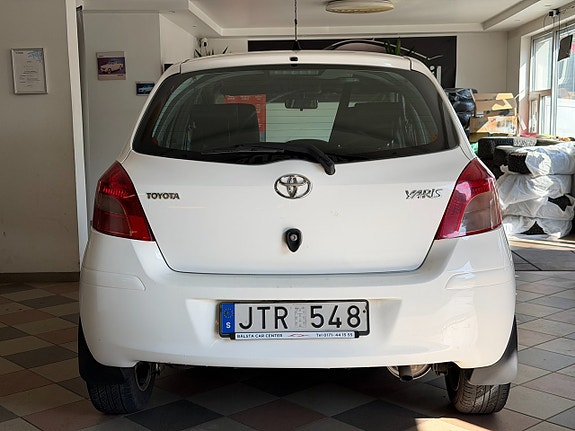 Toyota Yaris 7 of 24