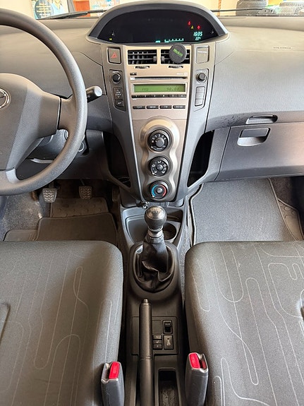 Toyota Yaris 19 of 24