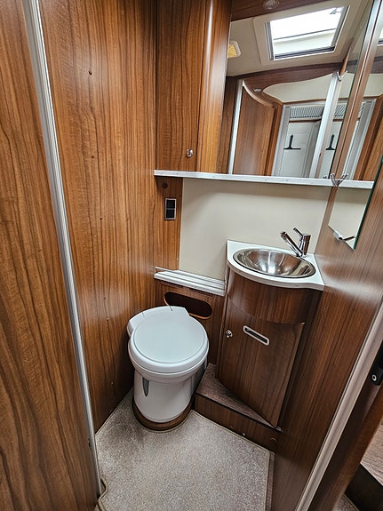 Hymer T 698 CL 60 Edition, Hydraliska stödben 10 of 18