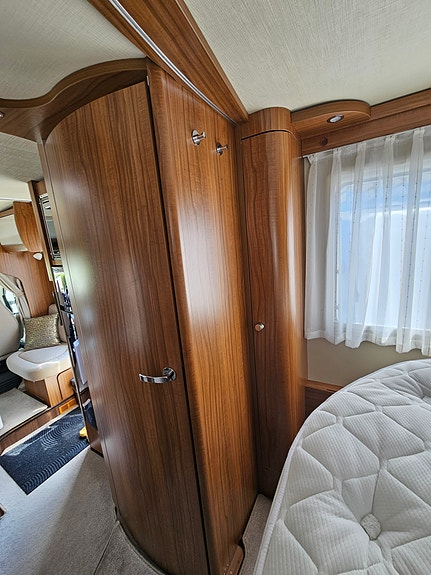 Hymer T 698 CL 60 Edition, Hydraliska stödben 9 of 18