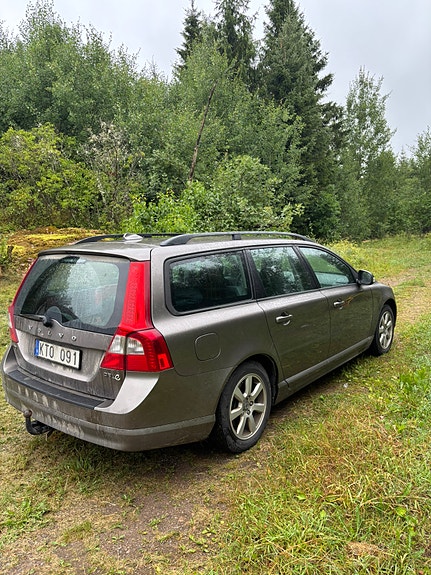 Volvo V70 3 of 4