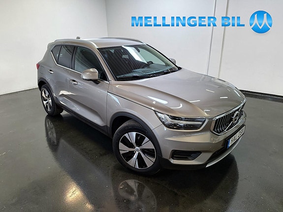 Volvo XC40 2 of 5