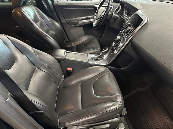 Volvo XC60 8 of 15
