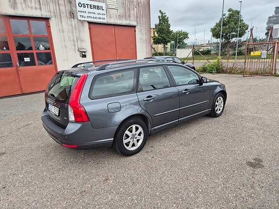 Volvo V50 3 of 5