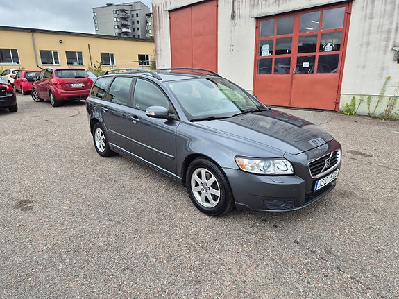 Volvo V50 2 of 5