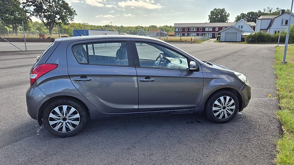 Hyundai i20 2 of 5