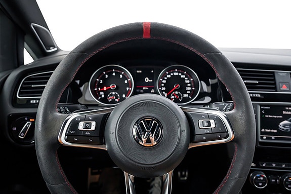Volkswagen Golf VII 19 of 29