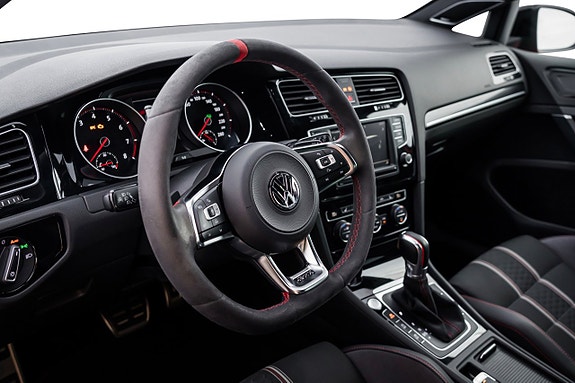 Volkswagen Golf VII 23 of 29