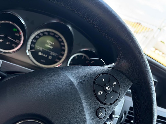 Mercedes-Benz GLK320 21 of 26