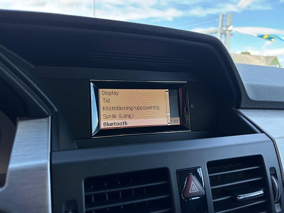Mercedes-Benz GLK320 22 of 26