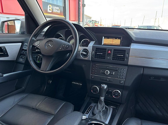 Mercedes-Benz GLK320 11 of 26