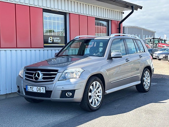 Mercedes-Benz GLK320 2 of 26