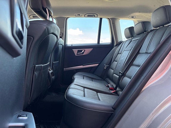 Mercedes-Benz GLK320 19 of 26