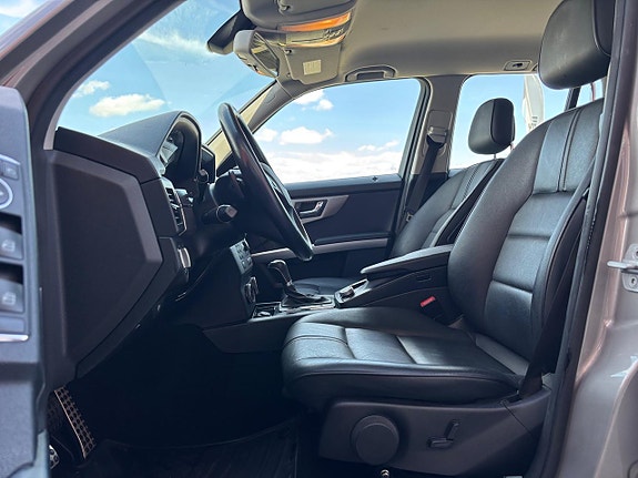 Mercedes-Benz GLK320 16 of 26