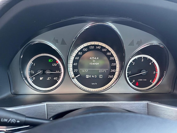 Mercedes-Benz GLK320 13 of 26
