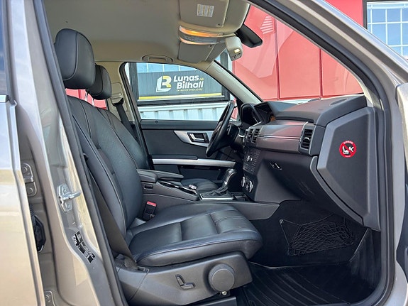 Mercedes-Benz GLK320 18 of 26