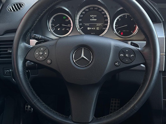 Mercedes-Benz GLK320 12 of 26