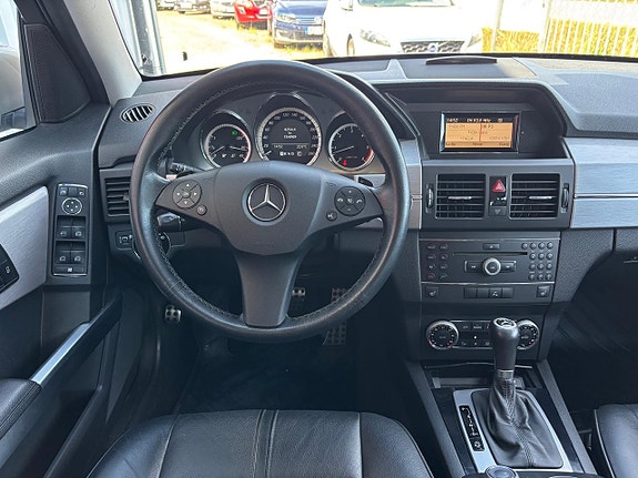 Mercedes-Benz GLK320 10 of 26