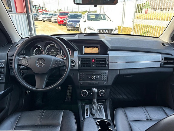 Mercedes-Benz GLK320 9 of 26