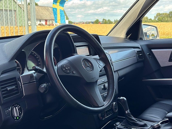 Mercedes-Benz GLK320 8 of 26