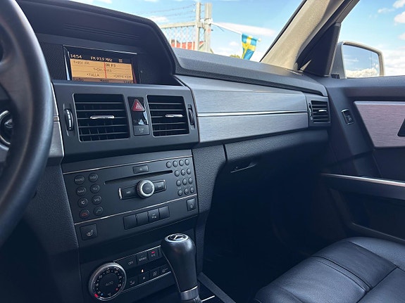 Mercedes-Benz GLK320 14 of 26