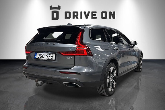 Volvo V60 Cross Country 3 of 19