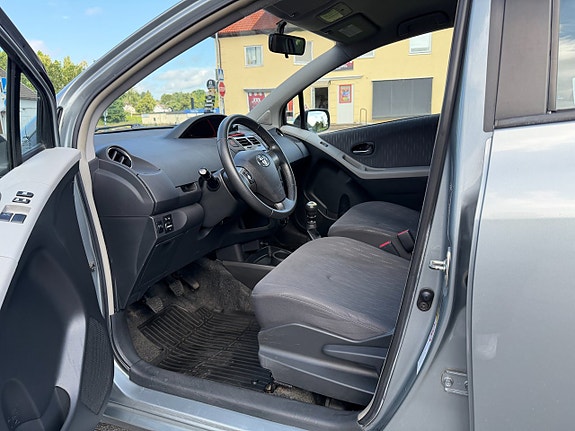 Toyota Yaris 14 of 14