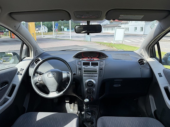 Toyota Yaris 12 of 14