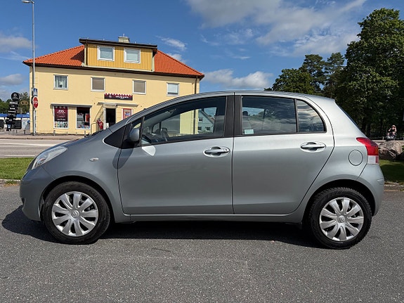 Toyota Yaris 2 of 5