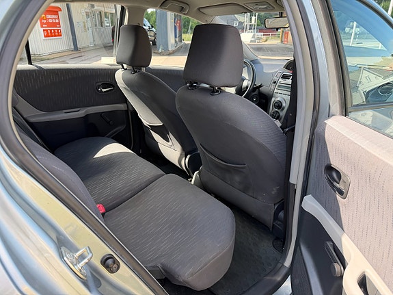 Toyota Yaris 11 of 14