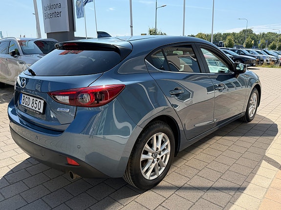 Mazda 3 4 of 5