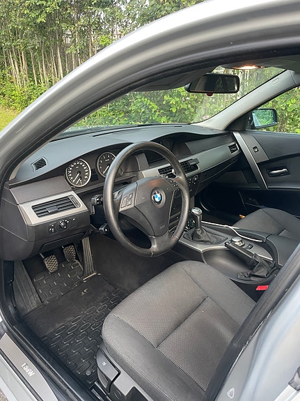 BMW 523i 3 of 3