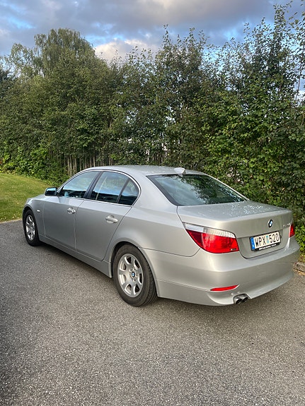 BMW 523i 2 of 3