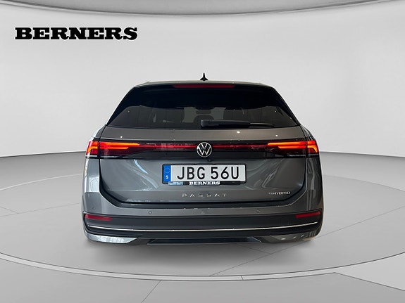 Volkswagen Passat 4 of 12