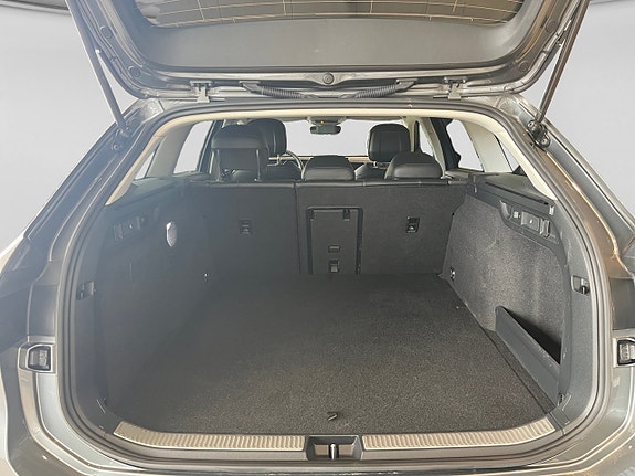 Volkswagen Passat 5 of 12