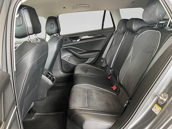 Volkswagen Passat 11 of 12