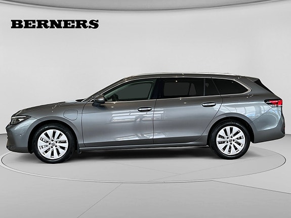 Volkswagen Passat 2 of 12
