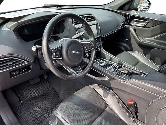 Jaguar F-PACE 10 of 15