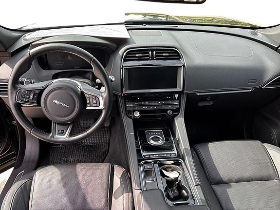 Jaguar F-PACE 11 of 15