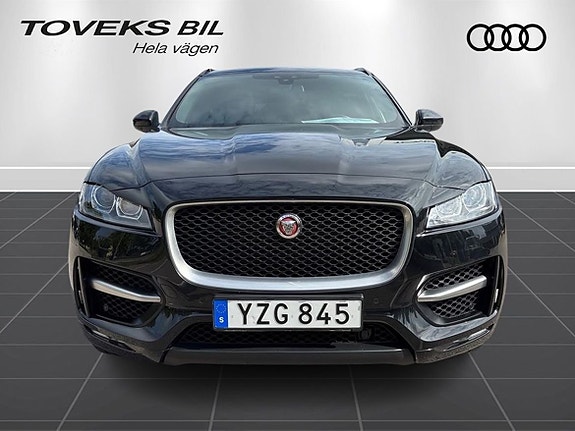 Jaguar F-PACE 8 of 15