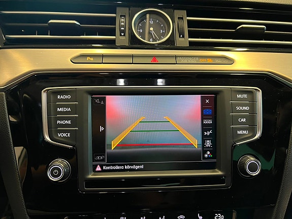 Volkswagen Passat 17 of 20