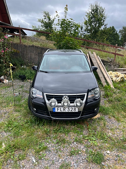 Volkswagen Touran Cross 2 of 5
